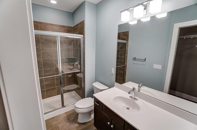 Attached full bathroom - 438 Northern Ave