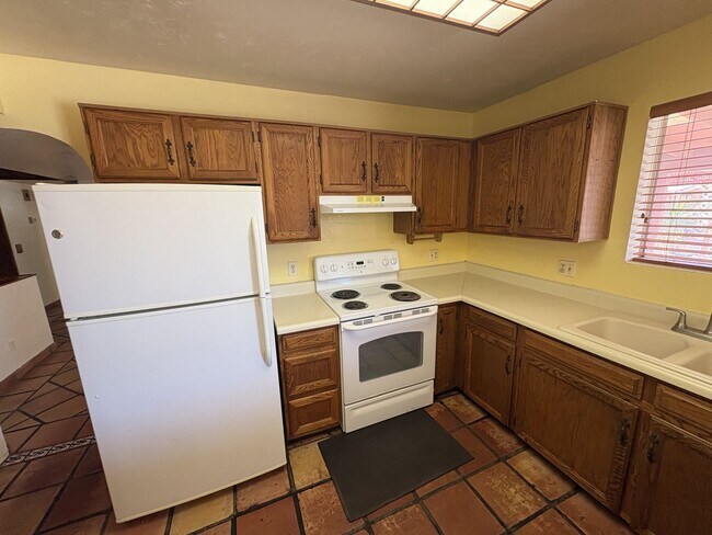 Building Photo - Convenient location in Midvale Park Close to all your needs