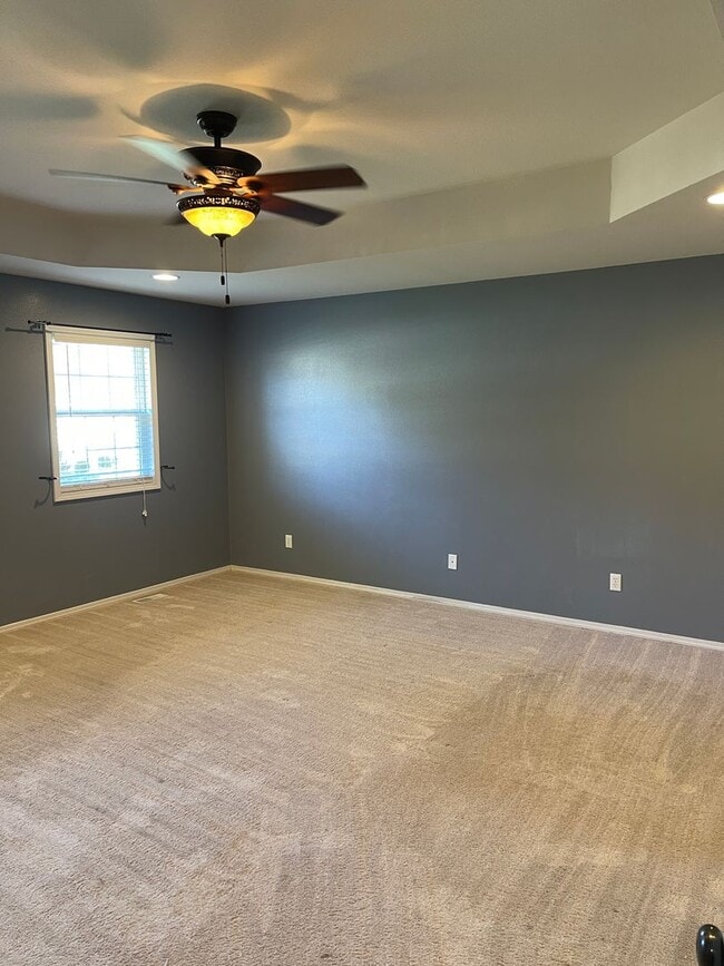 Building Photo - Available November 21st!   6 Month lease