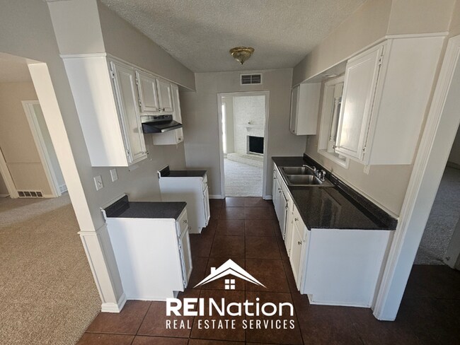 Building Photo - SPRAWLING 4BR/2BA MEMPHIS HOME! | Brick Fireplace & 2-Car Garage | Fenced Yard!