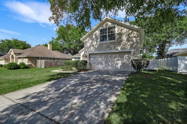 Building Photo - 1704 Dartmoor Ln