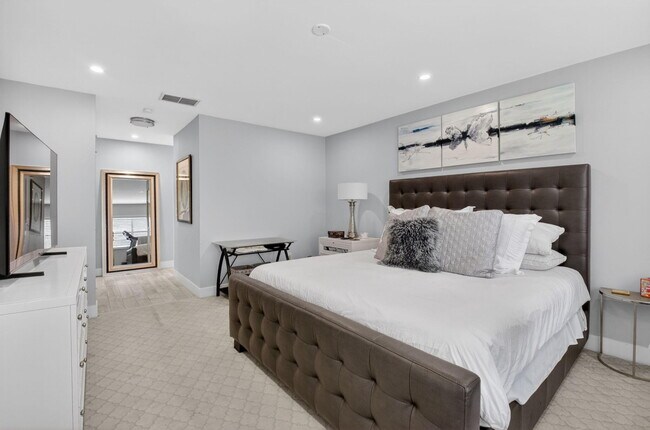 Building Photo - 9299 Vista Del Lago