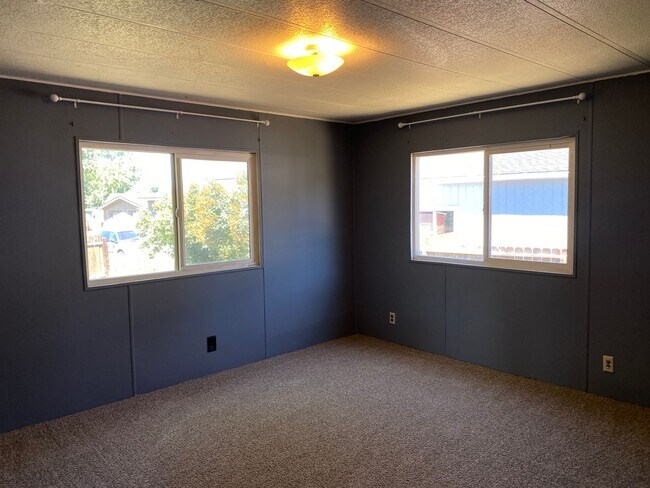 Building Photo - Large 3 bed 2 bath with fenced back yard