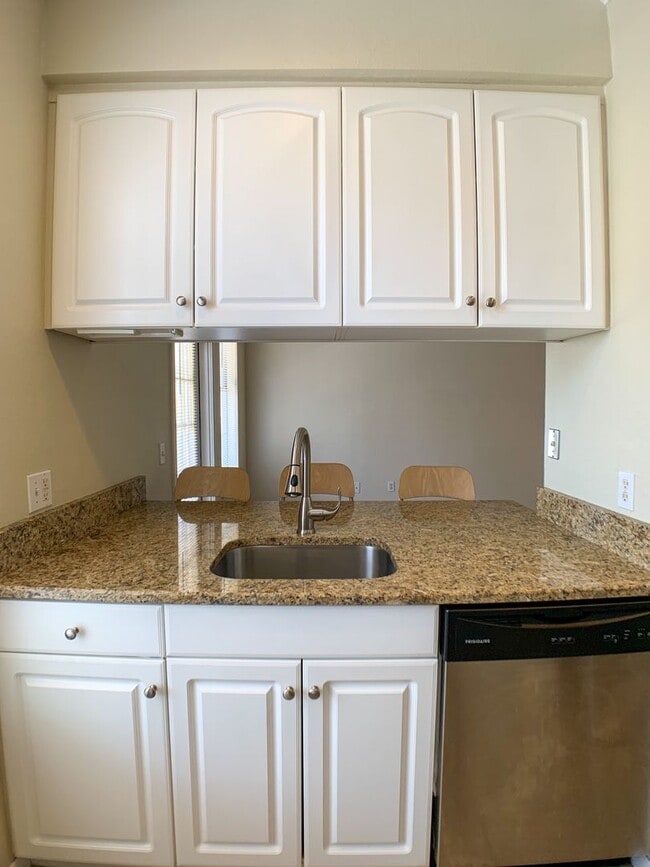Building Photo - Studio unit in Downtown with free water an...
