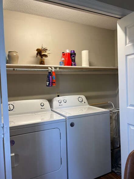 laundry closet with w/d hookups - 2624 Taft Hwy