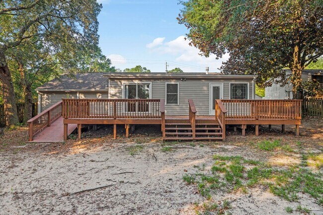 Building Photo - Pet Friendly!  Ideal location to Eglin AFB!!