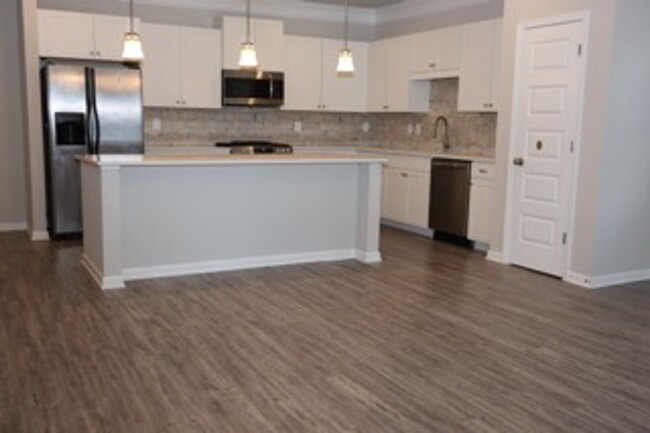 Building Photo - Beautiful 3 Bedroom Townhome-End Unit!