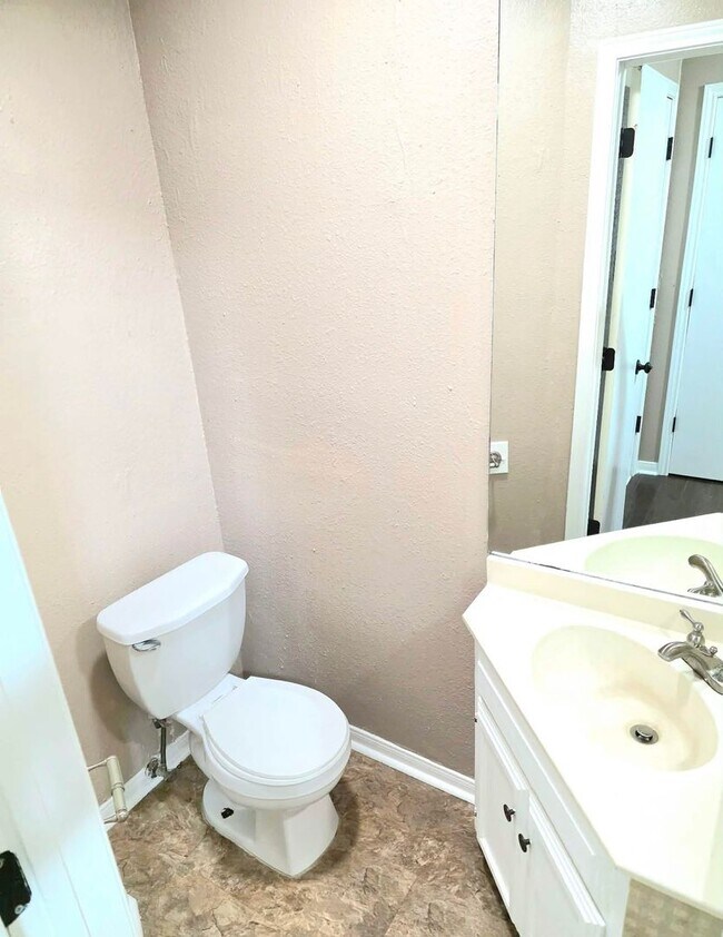 Building Photo - Move In Special $500.00 Security Deposit