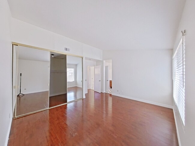 Building Photo - Lakeview Townhouse - 2 Bed / 1 ½ Bath