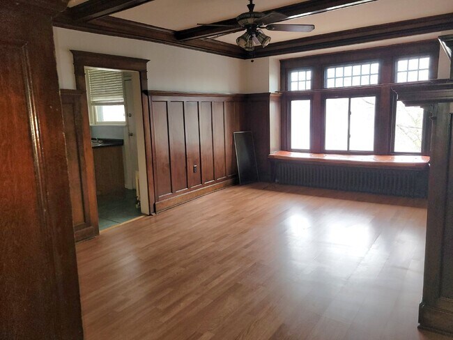 Building Photo - Two Bedroom Condo with Bonus Room in Shadyside