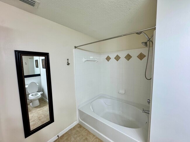 Building Photo - 9857 Baywinds Blvd