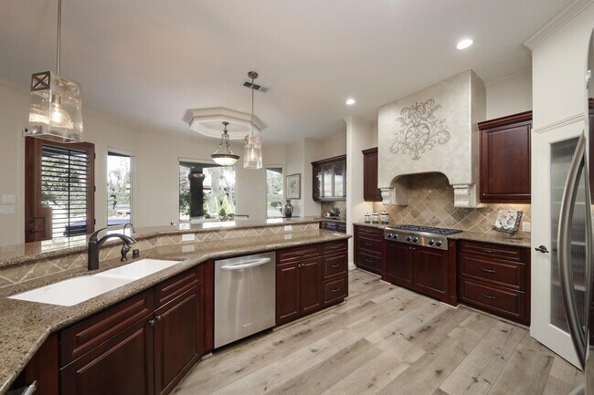 Building Photo - 2510 Tiverton Dr