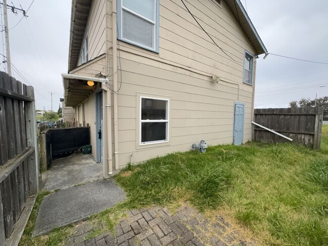 Building Photo - Charming Coastal Living 2 Bed, 1 Bath with...
