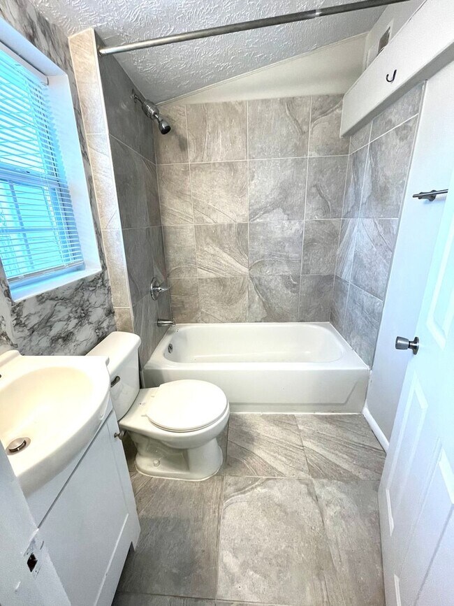 Building Photo - 1808 10th Ave N