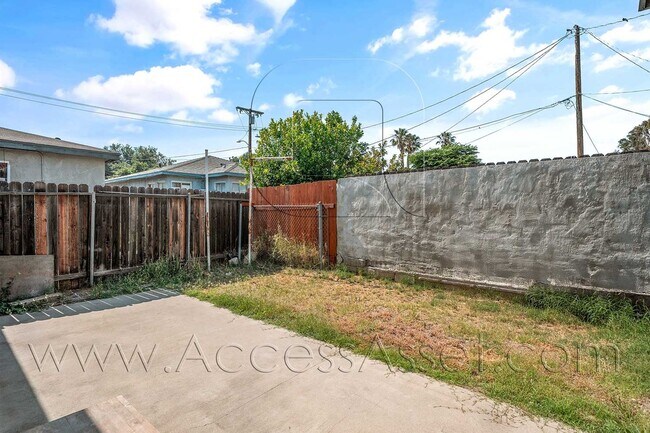 Building Photo - 16702 Orange Way