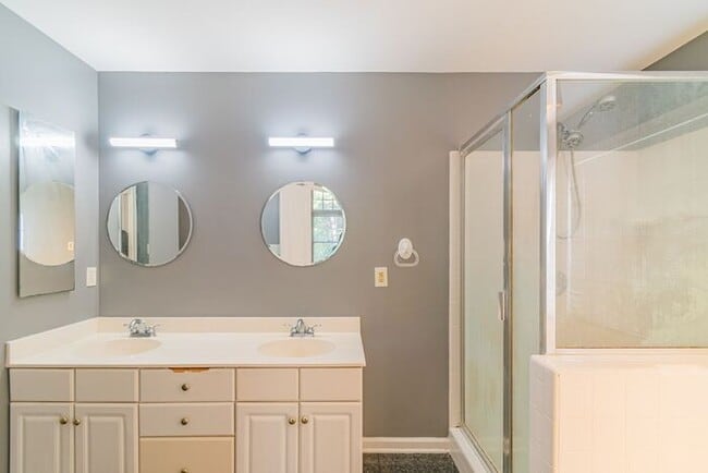 Building Photo - Beautiful 4-bedroom 2.5 bath home in desirable Brownes Ferry subdivision