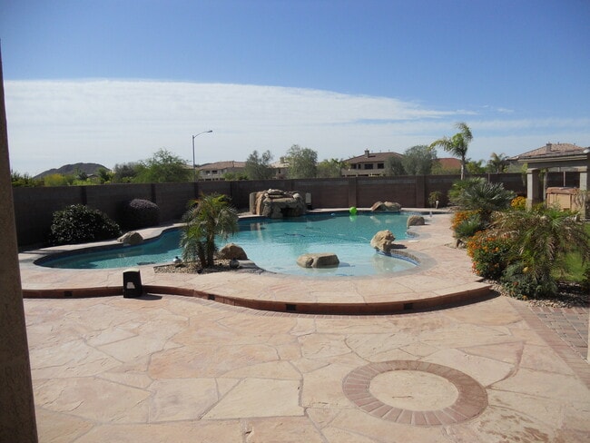 Building Photo - Stunning 5 bed/ 3.5 Bath in Pleasant Valley