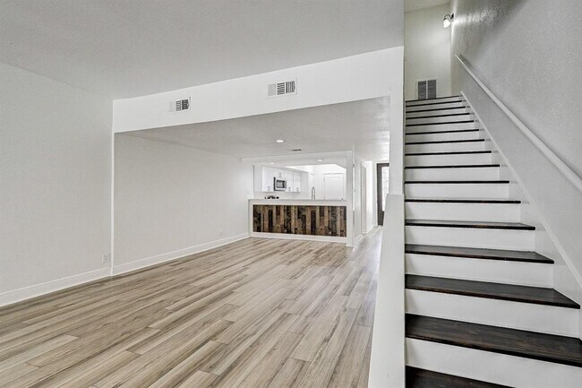 Building Photo - 2022 Lakewood Ct
