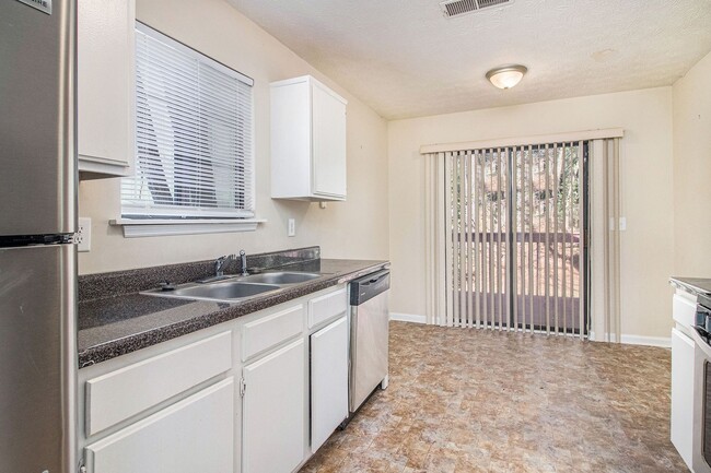 Building Photo - 3 Bedroom 2 Bath Home with Bonus Room