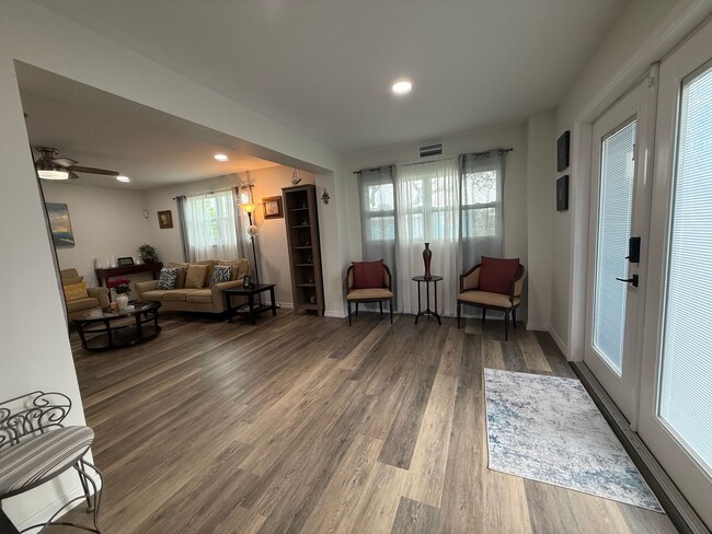 Building Photo - Updated 2 Bedroom 2 Bathroom House