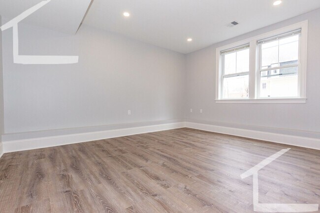 Building Photo - 124 Kenrick St