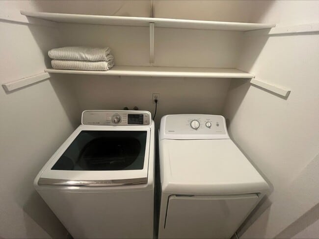 Building Photo - Charming home in a great neighborhood