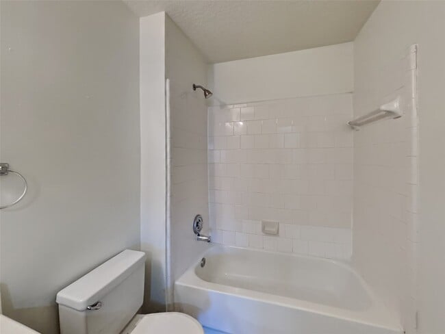 Building Photo - 2911 Linda Dr