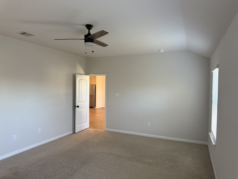 Building Photo - 380 Huntsman Way