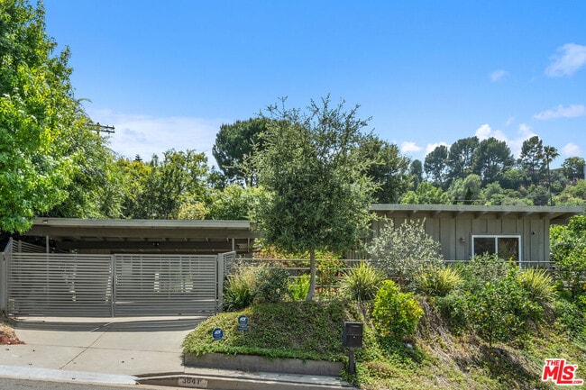 Building Photo - 3641 Woodcliff Rd