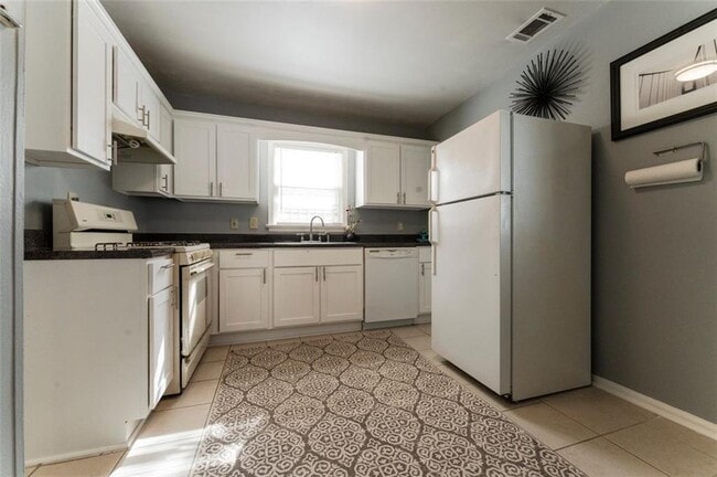 Building Photo - 547 Westmeath Dr SW