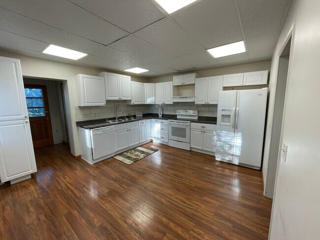 Kitchen - 197 S 6th St