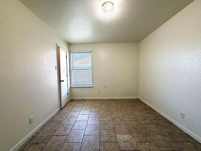 Building Photo - 1304 Cinch Dr