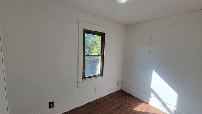 Building Photo - 421 E Thornton St