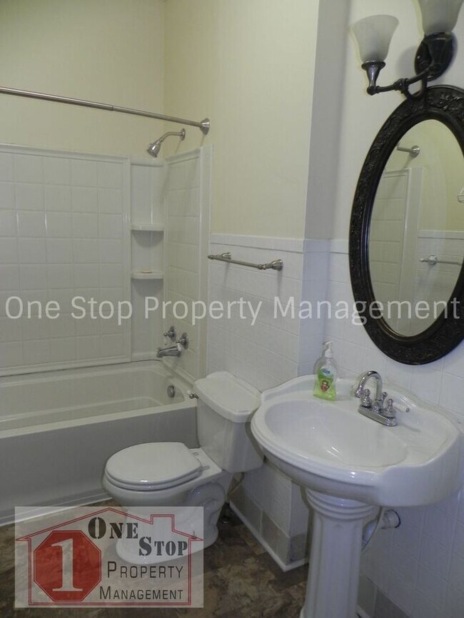 Building Photo - Adorable 3 Bedroom, 1 Bathroom in Independ...