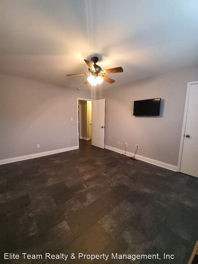 Building Photo - 2 br, 1.5 bath House - Cemetery St 309 Unit D