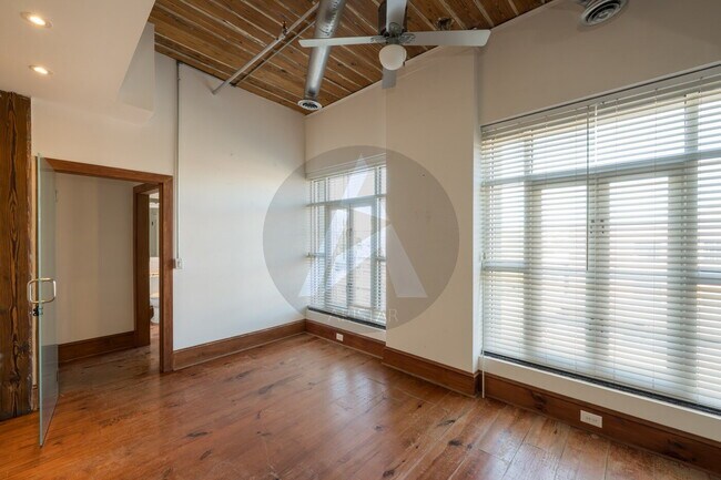 Building Photo - Luxury Penthouse Loft – 3,200 sq. ft. Down...