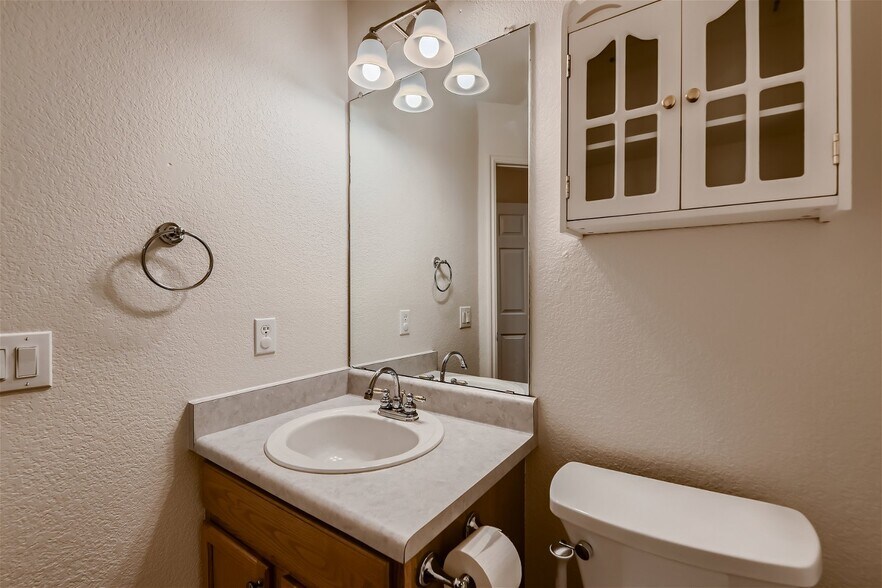 Building Photo - 2625 Fernwood Pl