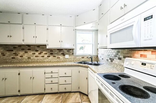 Building Photo - Available Now ! Unfurnished $1600.00 or Fully furnished $2000.00