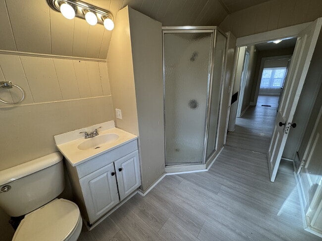 Building Photo - 3 Bedroom 2 Bath Where Timeless History Meets Modern Living!