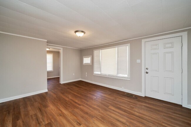 Building Photo - Super Cute Super Clean Priced to move fast!!!