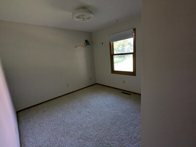 Building Photo - 2047 S Ridge Dr