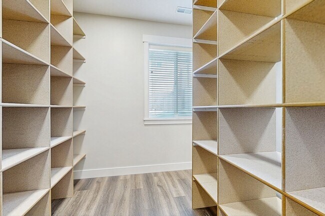 Building Photo - High-End Spacious 4 Bedroom Home in Desirable Highland with Private Backyard and Finished Basement