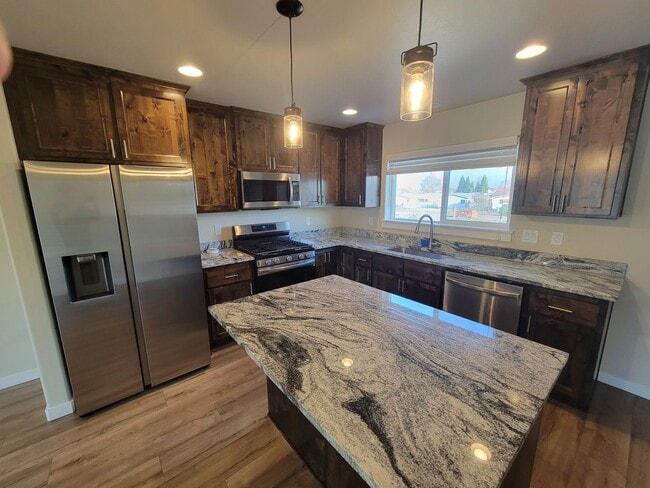 Building Photo - 3 Bedroom, 2.5 Bath Unit in Single Family Residence, White City