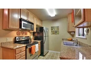 Building Photo - 2250 Monroe St