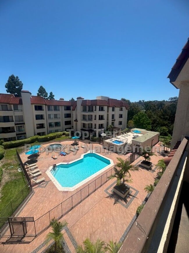 Building Photo - Upgraded Top-Floor 2 bed/ 2 bath with Pool...