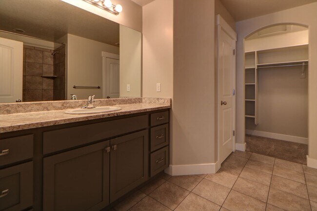 Building Photo - Pet friendly Herriman Townhome