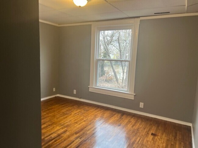 Building Photo - 1700 W Chestnut St
