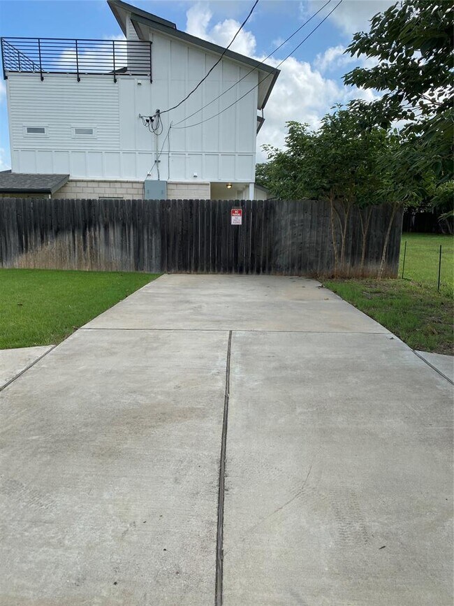 Building Photo - 7907 Brodie Ln