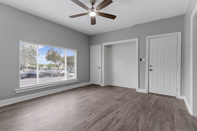 Interior Photo - 1424 Chestnut Avenue