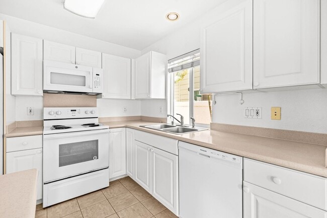 Building Photo - Highly Desired 3 Bedroom, 2.5 Bath Home in Ocean Point!